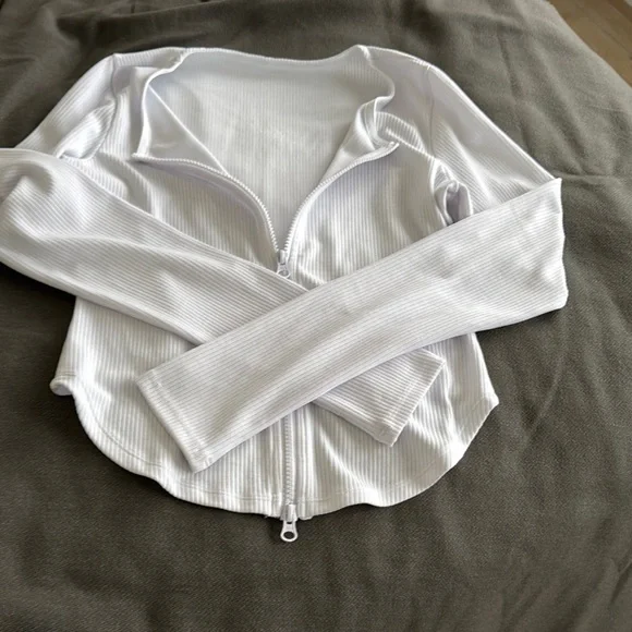 ALO Yoga White Fitted Crop Top - Picture 3 of 3